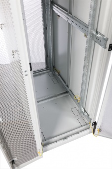 Купить шкаф серверный напольный 42u (600 × 1000) дверь перфорированная, задние двойные перфорированные в Казани